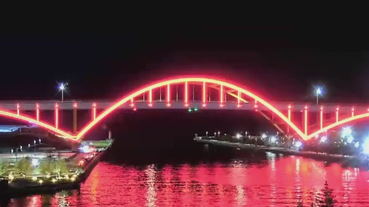 Hoan Bridge lights up red for fallen Wisconsin firefighters